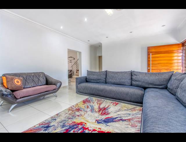 4 BEDROOM FREEHOLD FOR SALE IN MARLBORO GARDENS